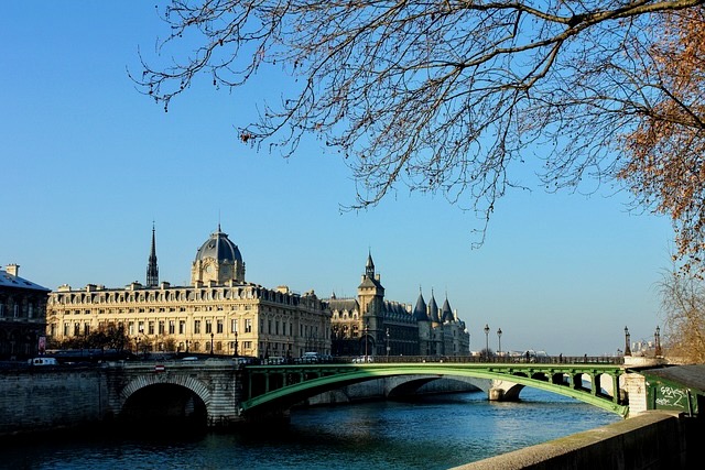 Traveling to Paris solo